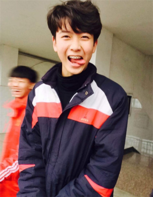 陈宥维初中时期没人追?看到早年"牙套照",网友终于相信了!