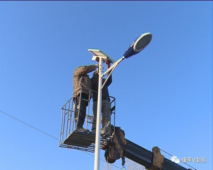 乡村路灯维修忙 照亮村民幸福"年"