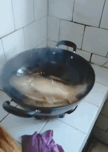 搞笑gif:这位妹子,你可真行硬是把驾驶室唱出了ktv的感觉