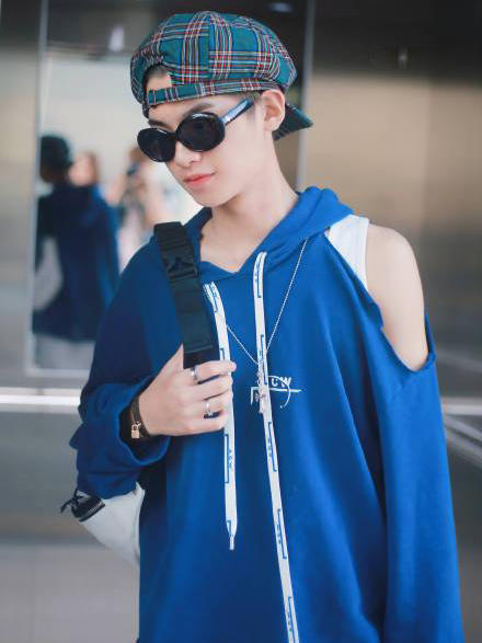 justin黄明昊回老家过年,穿"狗啃"毛衣,年轻人会玩!