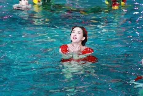 45岁的她惊艳春晚舞台,被曝用替身惹质疑,网友力挺:没毛病!