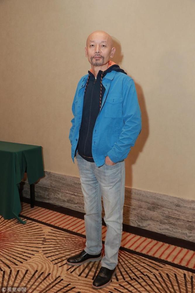 葛大爷长情的不只有风衣,还有帽衫