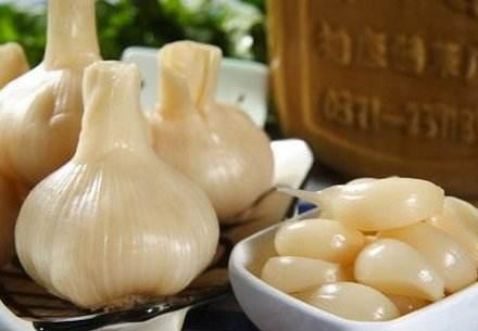 生吃大蒜好处多,能够杀菌,预防恶性肿瘤?可很多人吃不下去