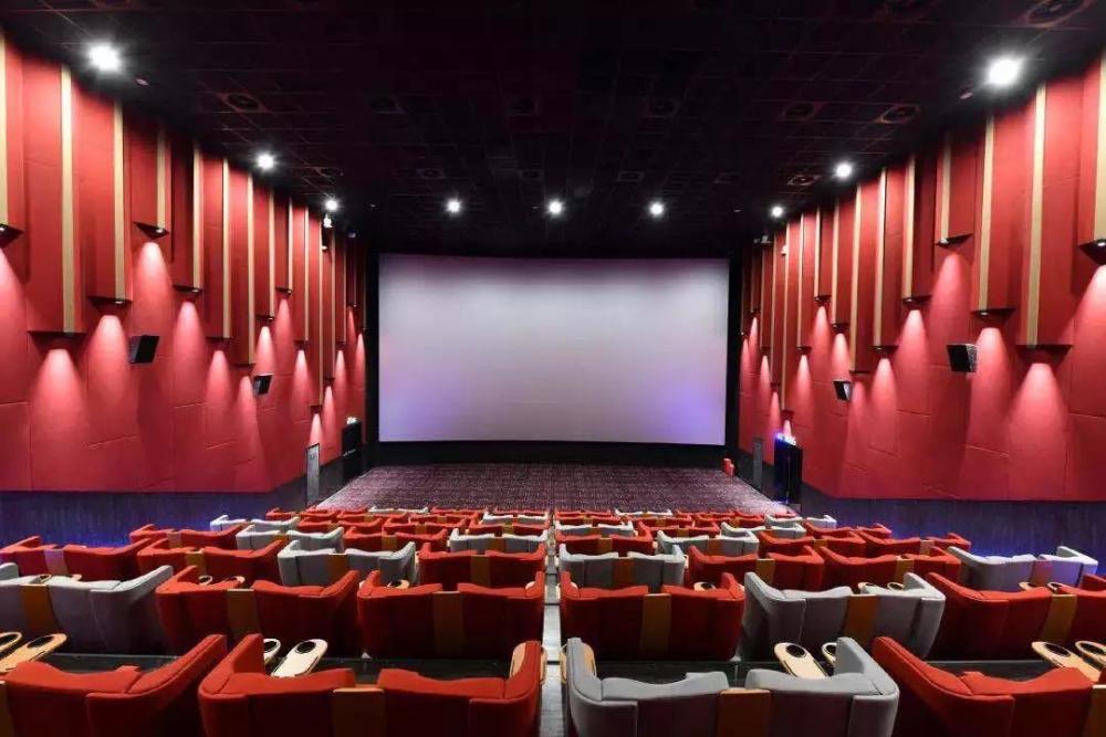 贴心如百丽宫影院,不仅环境幽静私密,而且专门开设了 vip情侣厅 ,更加