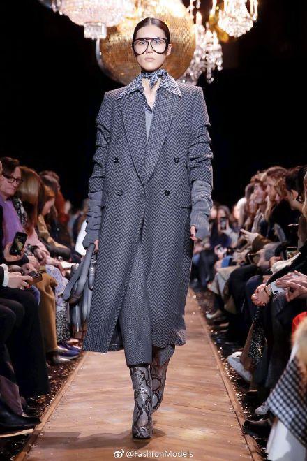 允儿取代杨幂主场MK纽约时装周,带货女王祸不