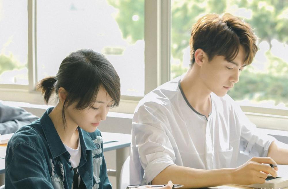 郑爽长相清纯,演技灵动,古灵精怪的个性圈粉无数