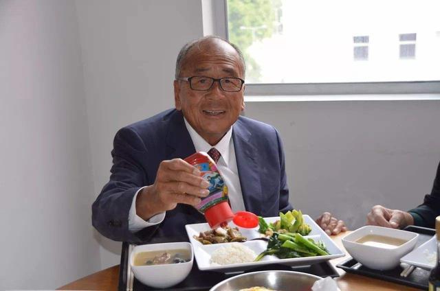 这个隐形富豪终于被发现,富豪榜排名直追李嘉