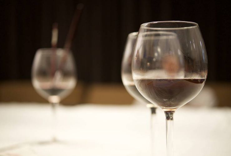 男子喝酒吐血1000毫升进ICU,聚会喝酒切记注