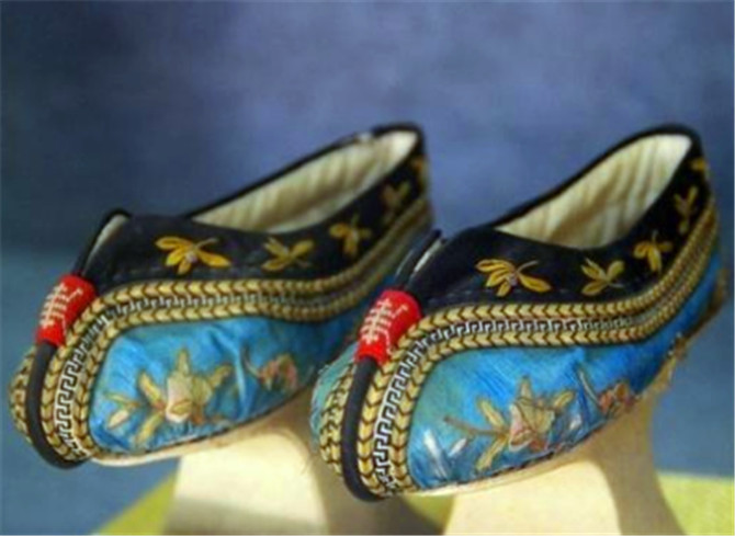 慈禧命令宫女试穿一种鞋,宫女穿后疼痛难忍,现