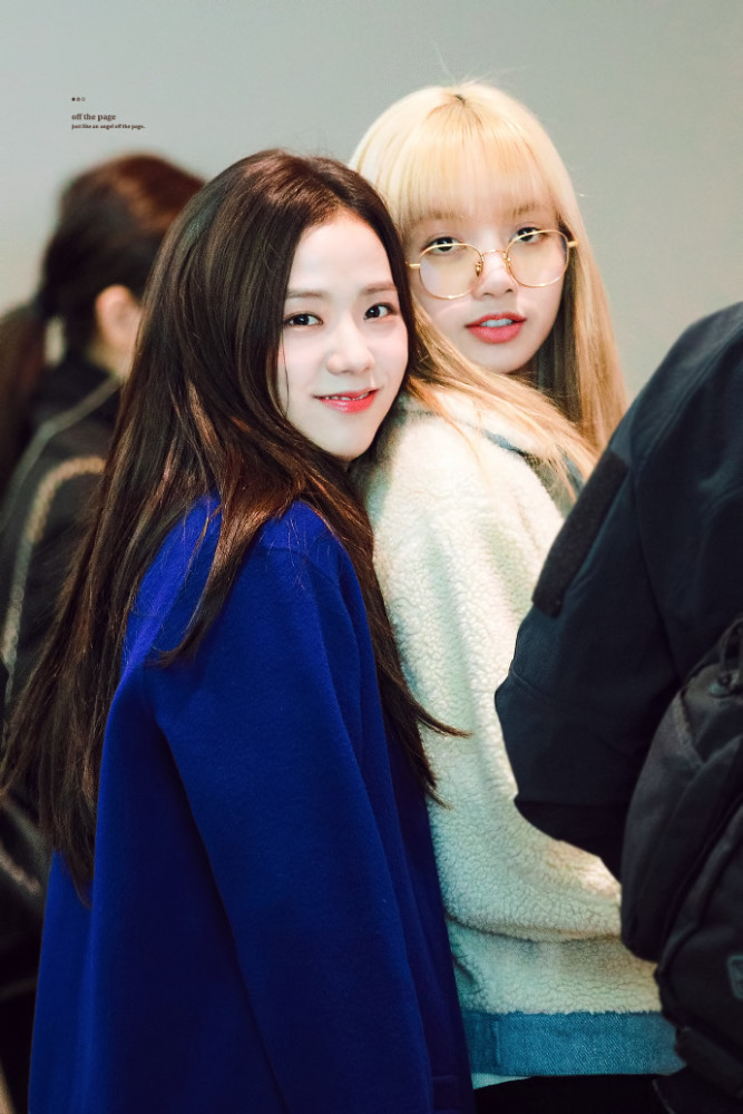 韩国女团机场秀,jennie戴金丝边眼镜,气场似大佬