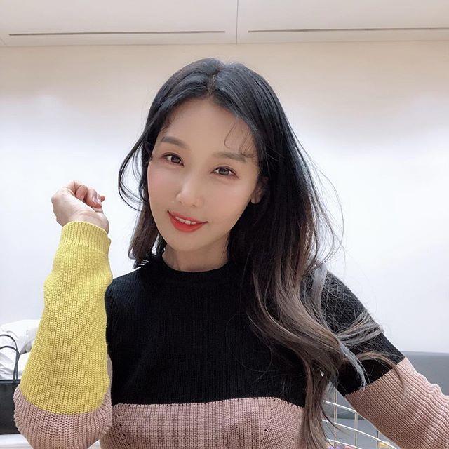 51岁韩国童颜美女牙医走红 冻龄美貌和身材引