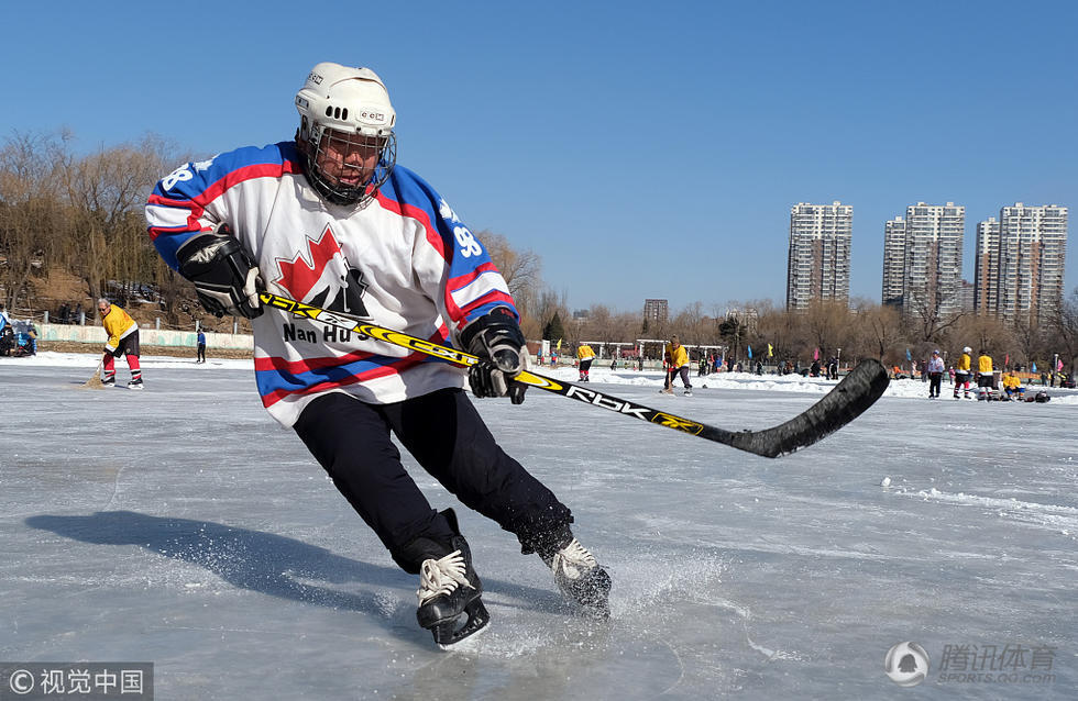 急停,急转,倒滑,射门……,看起来丝毫不输给小伙子们!
