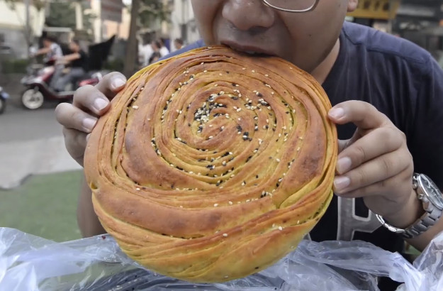 西安街边西北面食店,撒满芝麻的椒盐烤馍,盘子大一个只卖五块钱