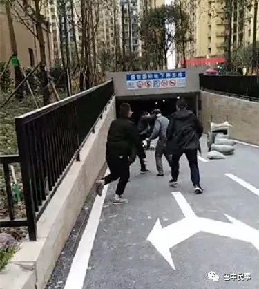 原贴说,武胜盛世国际,物业连合沙霸买通黑社会对业主大打出手,业主