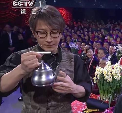 刘谦"换壶"风波续 应该理性遵循魔术的本身