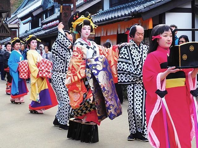 日光江户村是一个再现江户时代文化和生活的主题公园,整个园区满满的