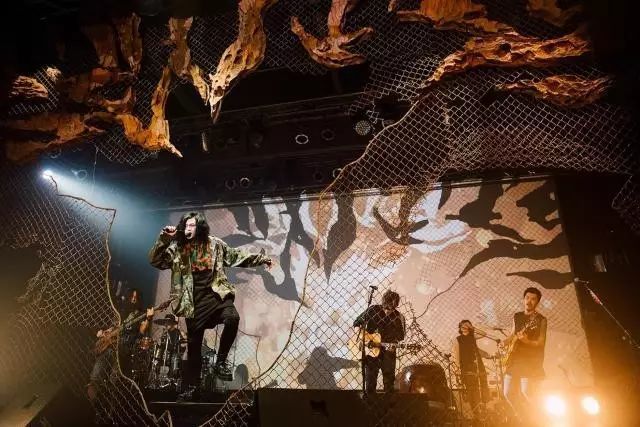 麋先生:上台,不拿衣服