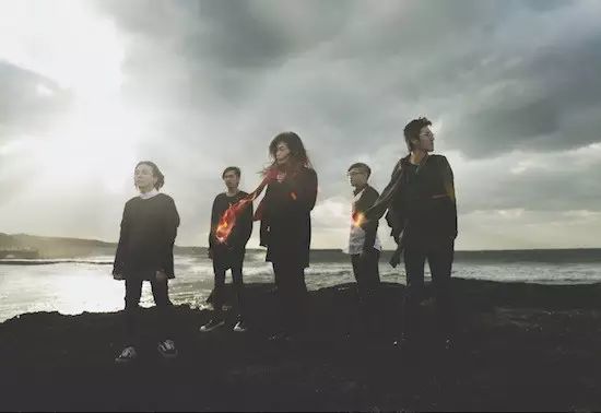 麋先生:上台,不拿衣服