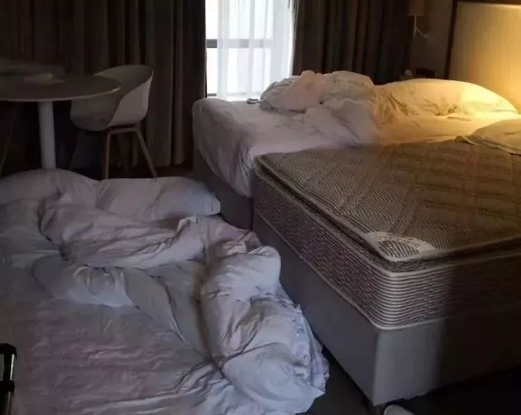 高档鹅绒褥打地铺前台雨伞被顺光民宿主怒了