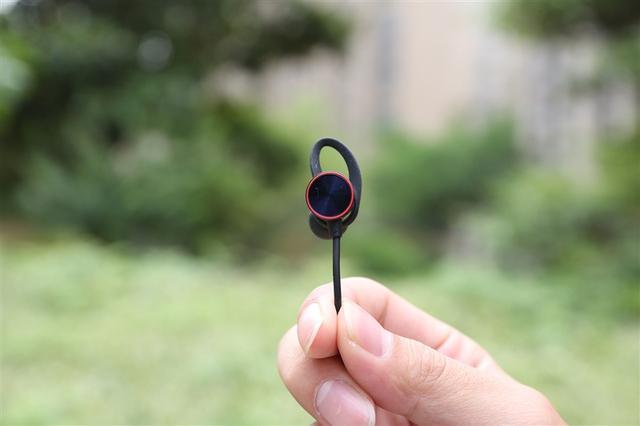 一加云耳耳机!使用颈挂式设计,音质清晰柔和