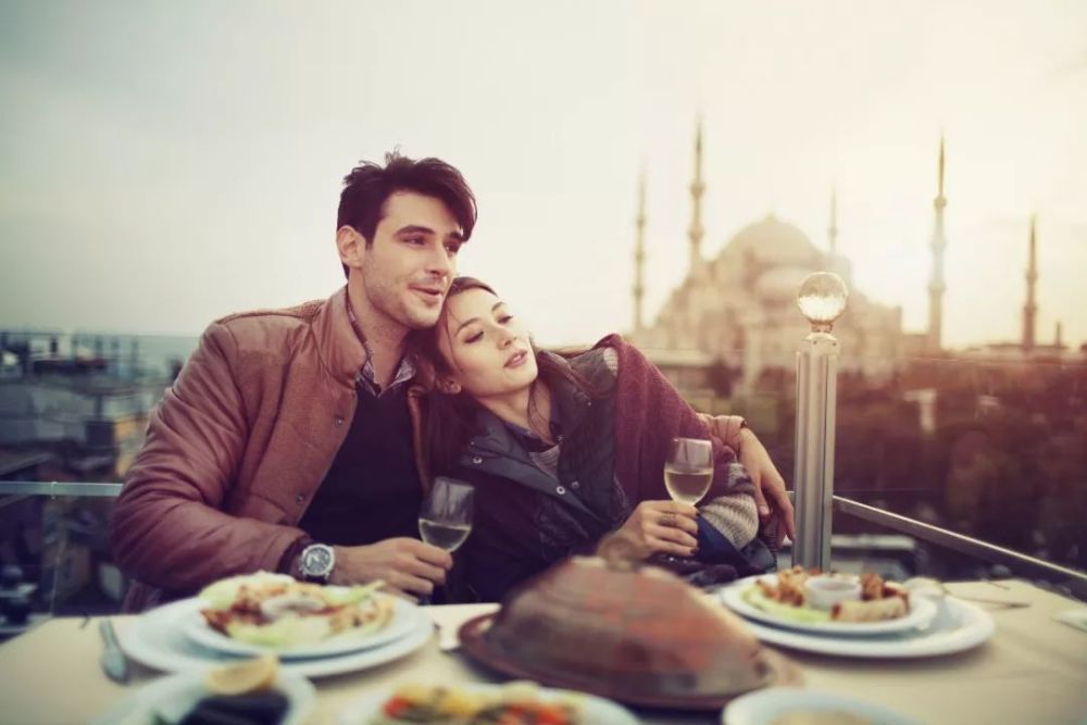 熬过了7年之痒,这对还有2个女儿的老夫老妻,每天都有一个早安kiss.