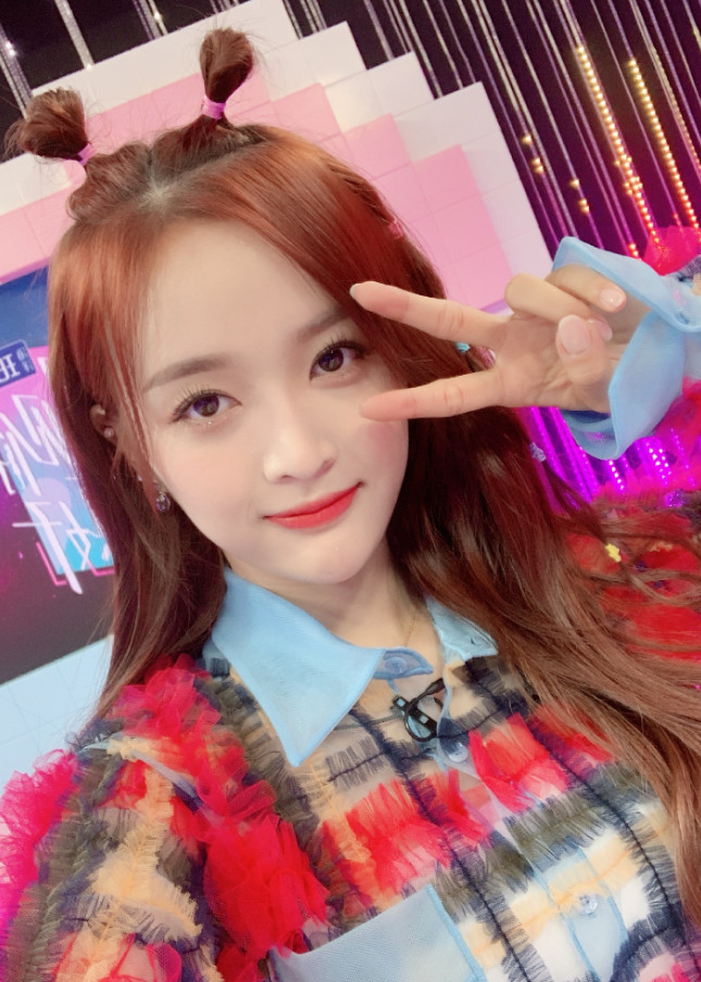 吴宣仪半扎头发,感觉没关晓彤啥事了,她才是甜美风最高级别!