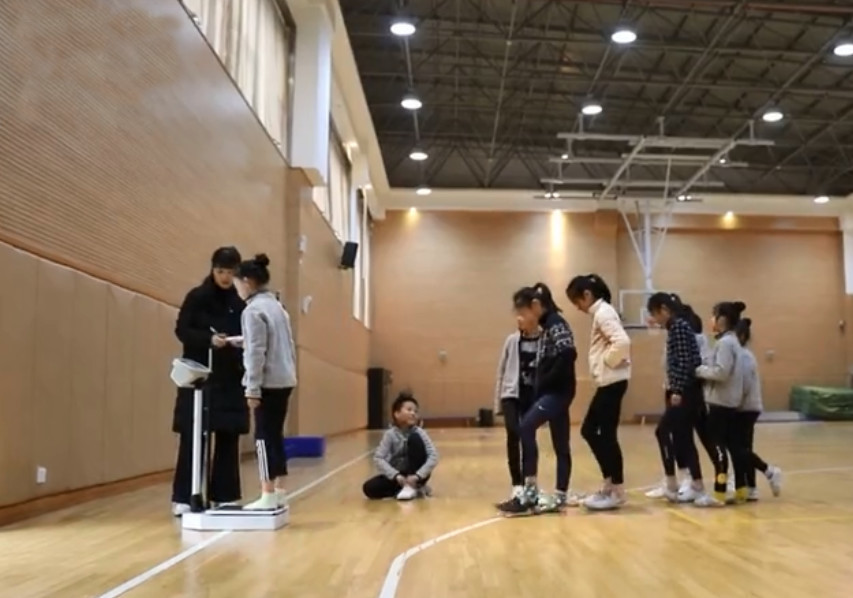 寒假不锻炼开学两行泪健美操队小学生开学称体重