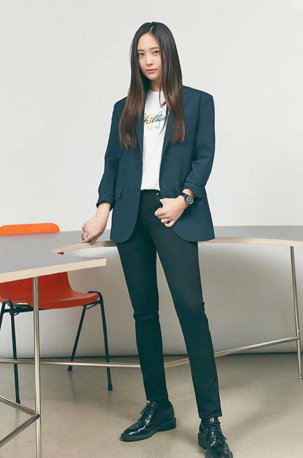 郑秀晶穿"扁嘴鞋"现身机场,却不小心凹出"鱿鱼腿",有毒!