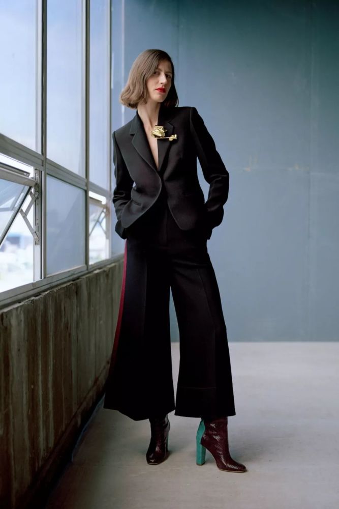 穿黑西装的女人真的很高级