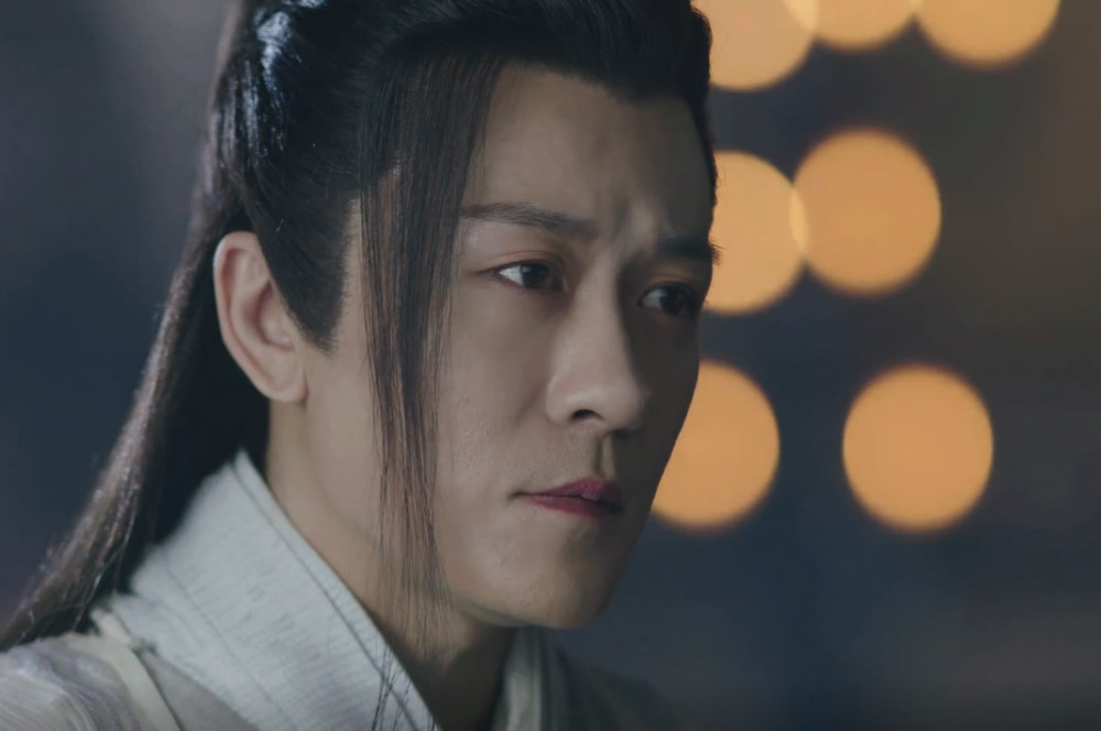 到了新《倚天》,杨逍这玫色的口红和橘色的眼影分分钟让人想起"东方