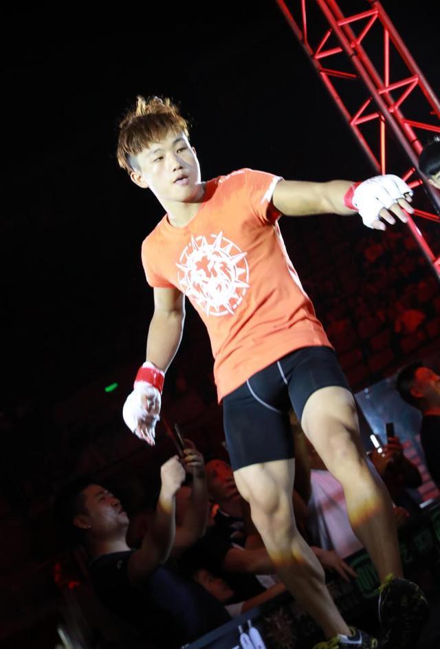 mma擂台五战四胜,赢的全是降服,大东翔新生代再出高手!