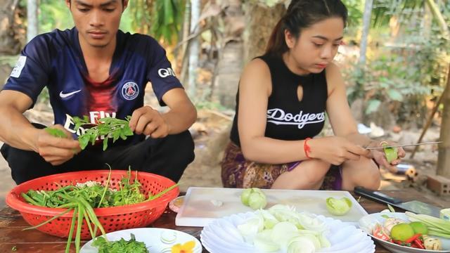 美女买了40个"黑贝",做成柬埔寨版的"胡辣汤",看着太好喝