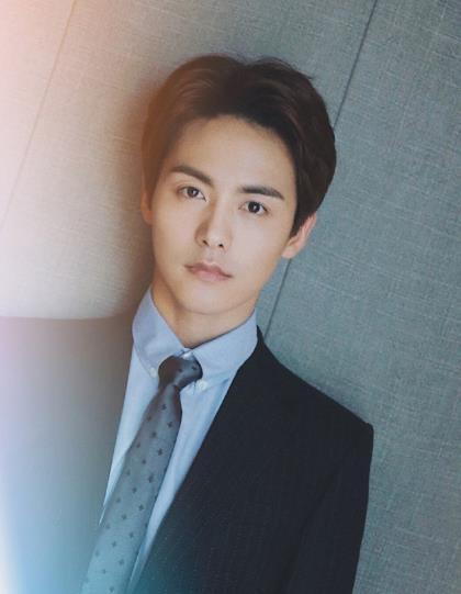 即使是穿着这样简洁的西装给人几分温润如玉气质的,让本就出众的他看