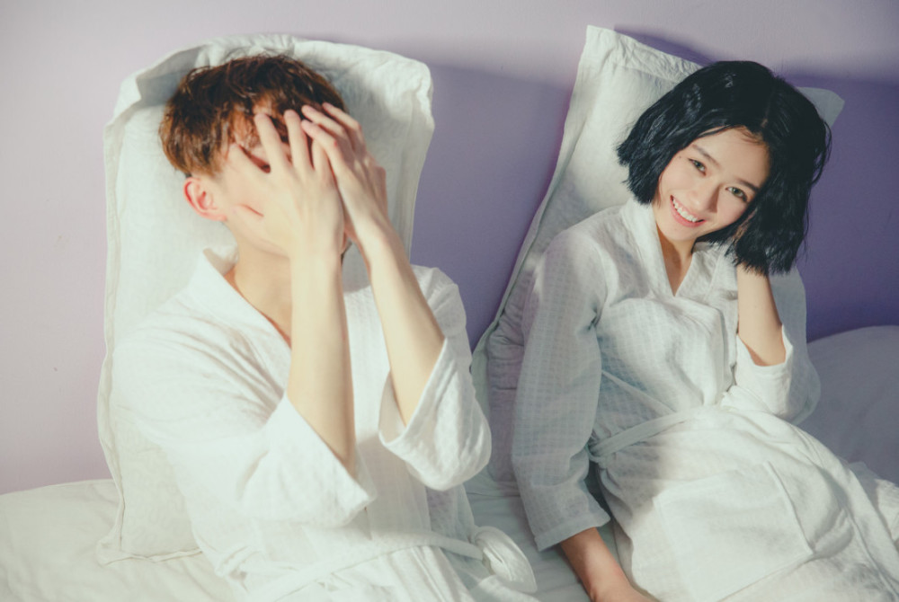 沈至瀚推一推郑莎的胳膊,没反应,叫也不回答,用手在郑莎面前晃一晃