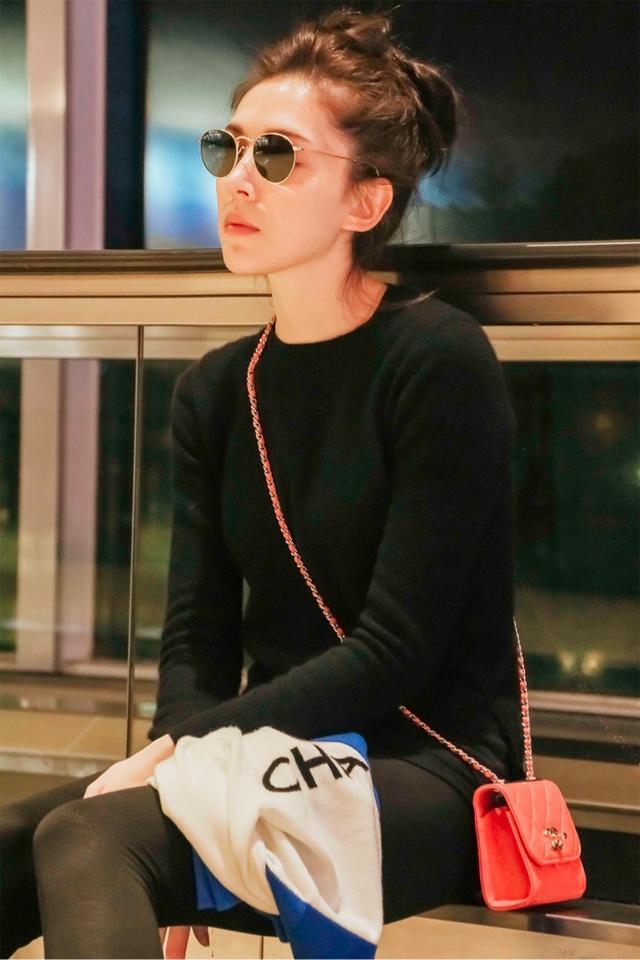 许玮甯现身机场应邀前往巴黎时装周