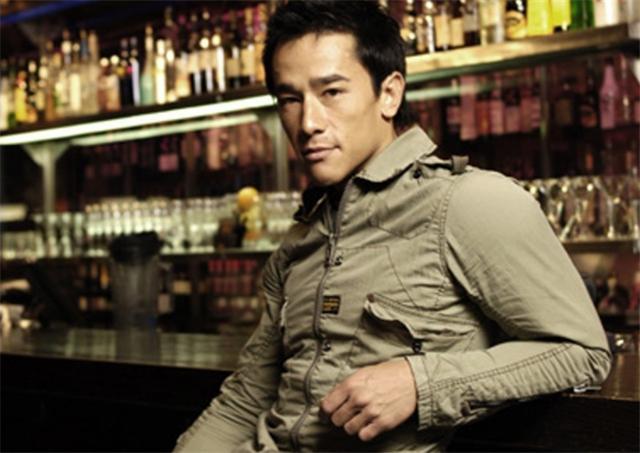 他是喜剧香港演员,拍一部戏就买一套房,如今身家35亿