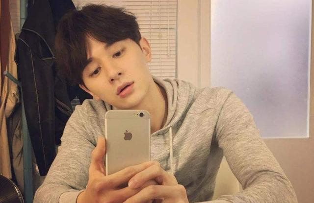 这样的打扮的男生,一点都不油腻,如果再一脸真诚脸看着你,想必哪个