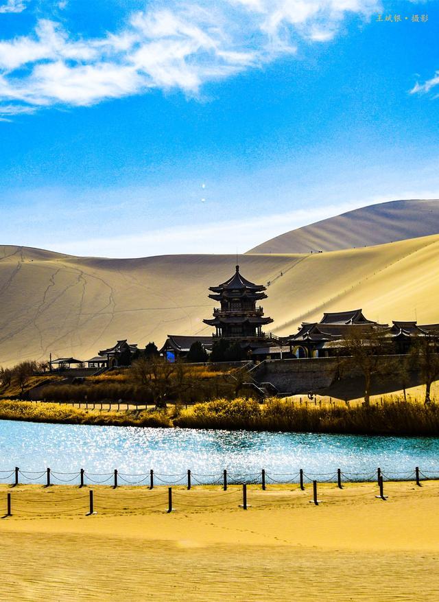 甘肃敦煌:三月美丽月牙泉登上《人民日报》