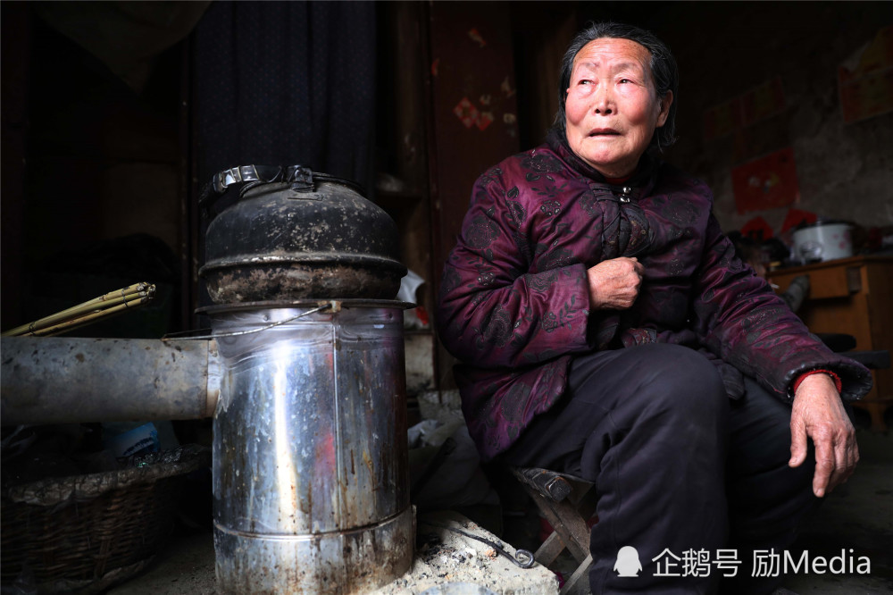 据了解,孟庆银老人和残疾的大儿媳,以及3个年幼的孩子都有低保,但只能