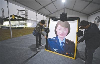 牺牲女飞行员余旭骨灰今日下午回归故乡20日安葬