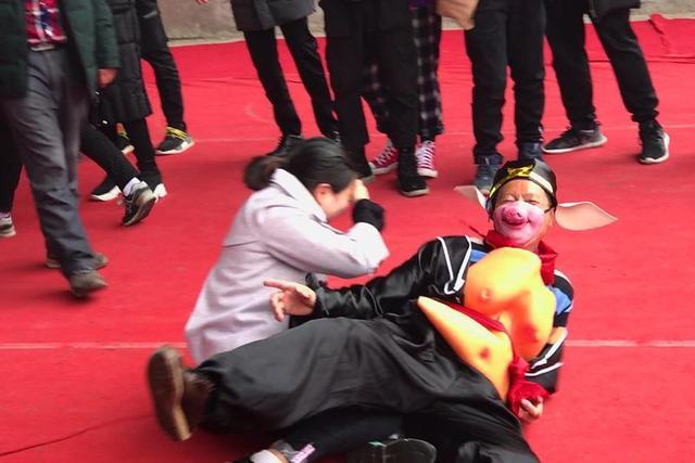 没想到今天自己也当上了"二师兄,体验了一回背媳妇的幸福滋味