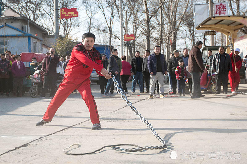 河南安阳:白龙庙村以鞭会友,两位鞭友舞动30多斤的铁鞭呼呼响