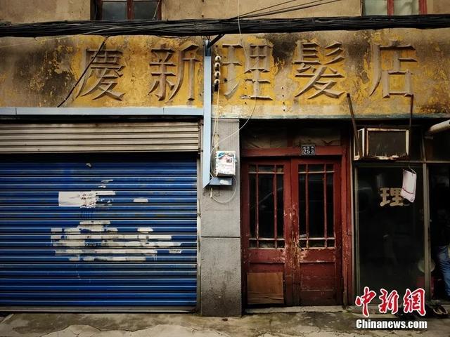 武汉90岁理发师用烙铁烫头复古风格受网友热捧