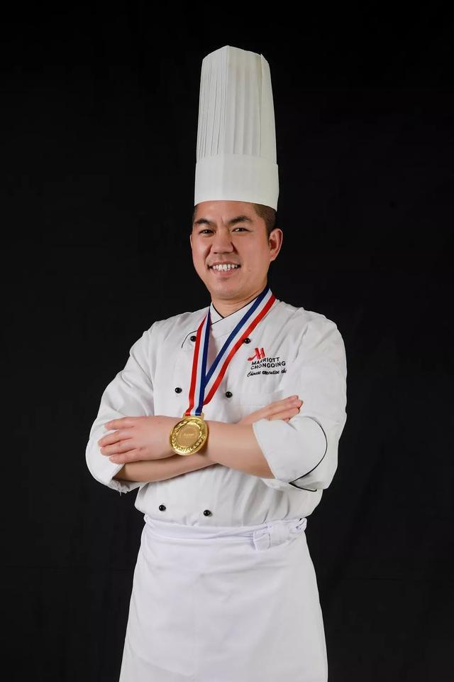 重庆万豪酒店川菜厨师长雷刚斩获"厨王",呈现经典佳作