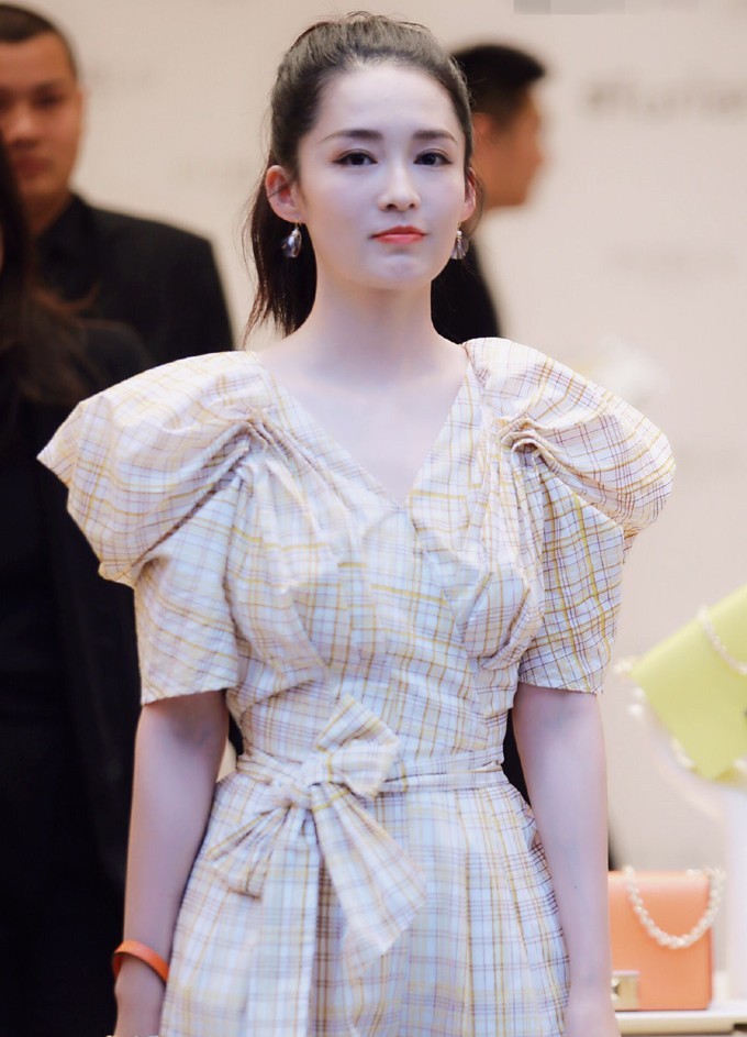 李沁这么能豁出去?随身带俩"气球"出门,造型却意外显嫩5岁!