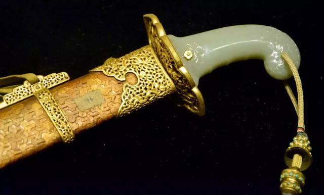 的水平差不多;对战八国联军时,清军还是以大刀长矛和原始的火绳枪为主