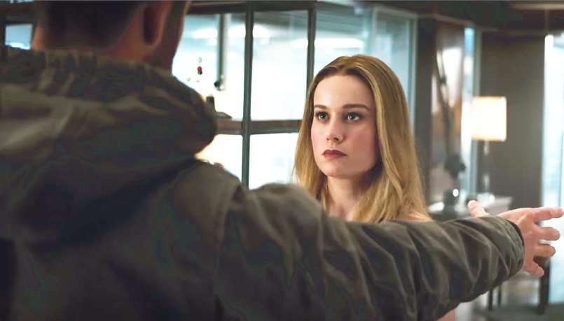 复联4里雷神一锤子飞来,惊奇队长面不改色,战