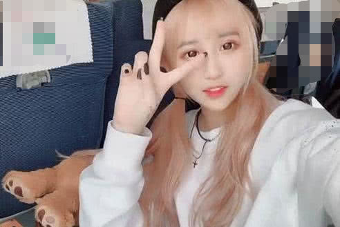 我们可以看到,她将头发染成了浅黄色,非常有春天的感觉.