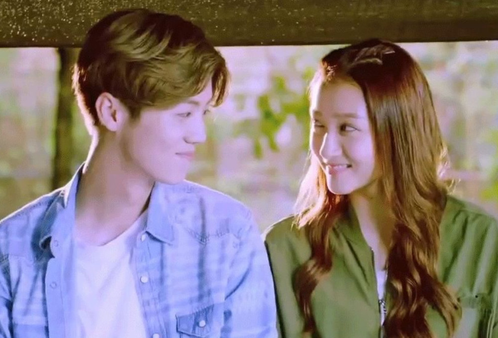 鹿晗邓超玩篮球被拍,有谁注意到关晓彤手中的东西?莫名感到很甜