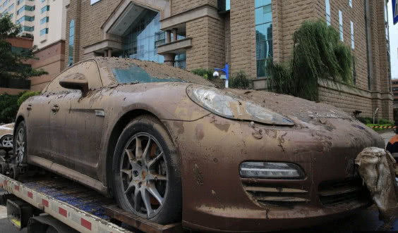 价值百万的保时捷豪车,泡水后只卖5万!修车师傅说了5个字!